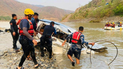 सुनकोशी नदीमा खसेर बेपत्ता गाडी र दुईको शव भेटियो [फोटो फिचर]